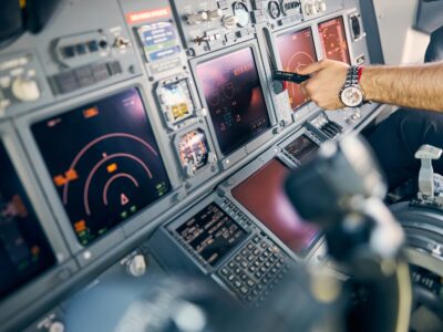 flight deck of the modern passenger plane 2021 09 03 21 03 19 utc новости новости