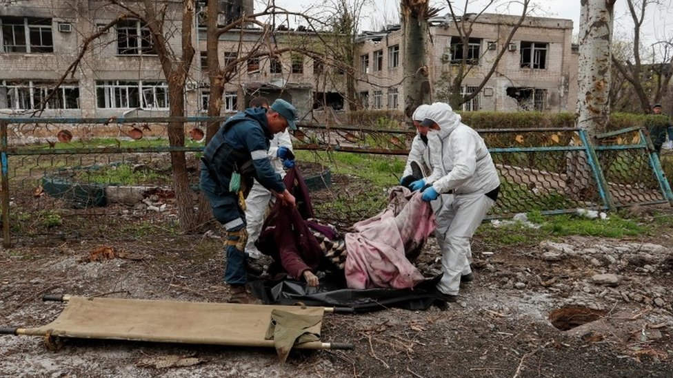 Городские службы собирают трупы в Мариуполе