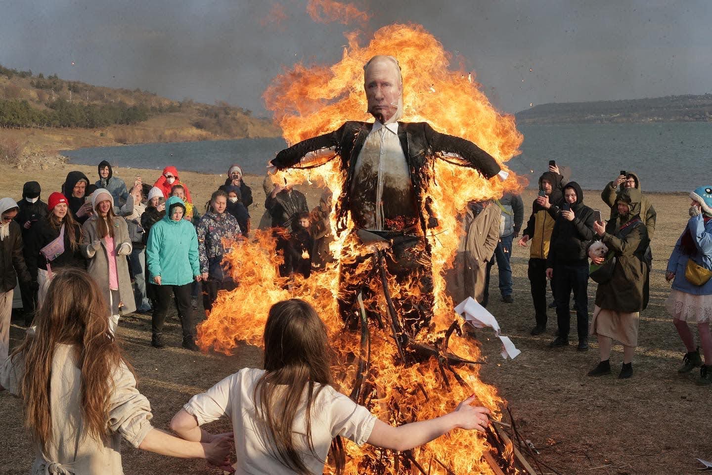 putin burning effigy tbilisi 15 04 22 новости OC Media, война в Украине, Грузия-Беларусь, Грузия-Россия, Грузия-Украина, Давид Френкель, Михаил Фишман, Россия