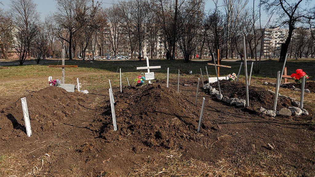 Могилы погибших при обстреле в Мариуполе