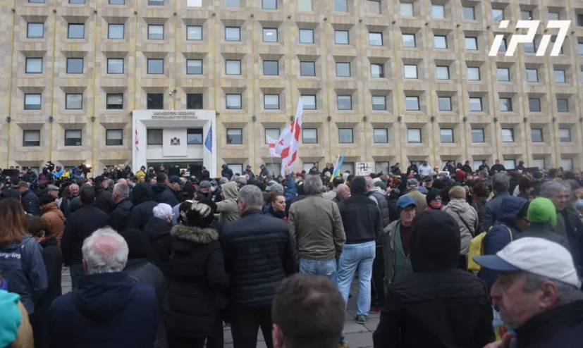 Семья и сторонники Саакашвили проводят у здания правительства Грузии акцию протеста 1 3928025 новости Михаил Саакашвили