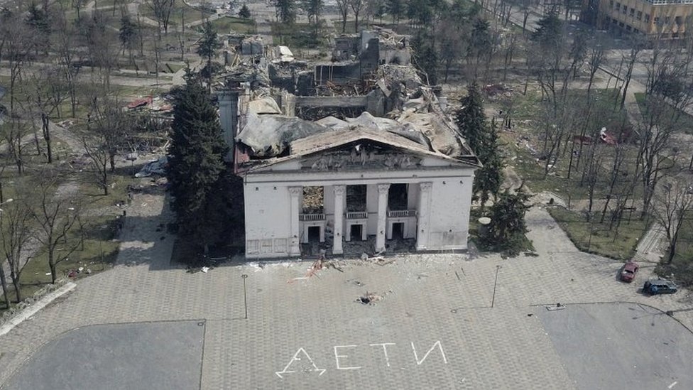 Драмтеатр в Мариуполе, надпись "дети" у входа