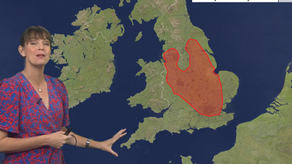 Синоптик Би-би-си у карты Британии с красной областью самых высоких температур