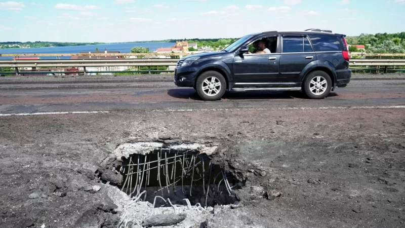 Следы ракетного удара на Антоновском мосту