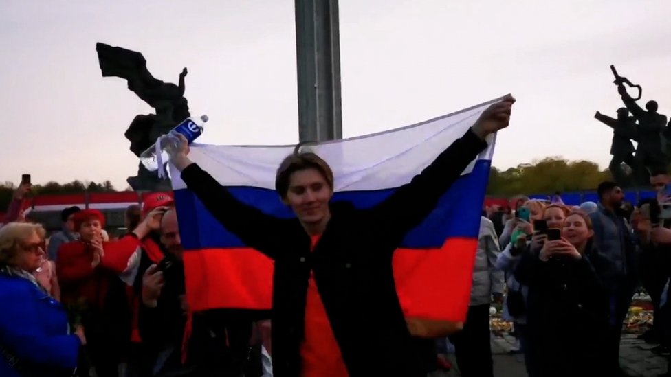 Пять лет за российский флаг: как и почему латвийские русские покидают "русский мир" 9 Дубяко с флагом