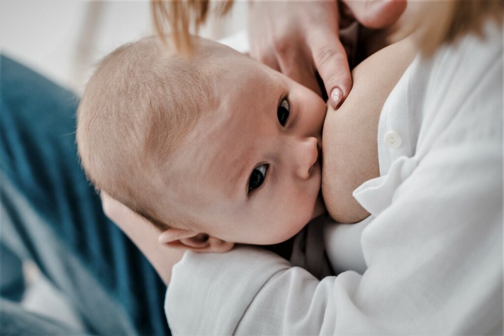 partial view of woman breastfeeding baby at home 2021 09 03 07 31 56 utc общество featured, грудное вскармливание