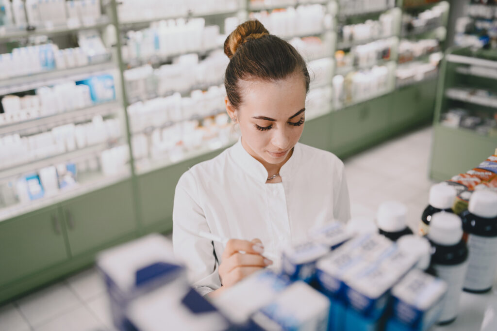 woman pharmacist checking medicine in pharmacy 2022 02 01 22 39 27 utc новости здравоохранения, Ираклий Гарибашвили