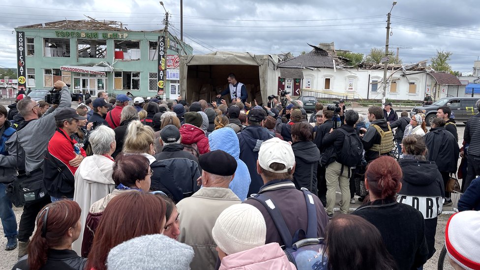 Жители Балаклеи в очередях за едой и другой гуманитарной помощью