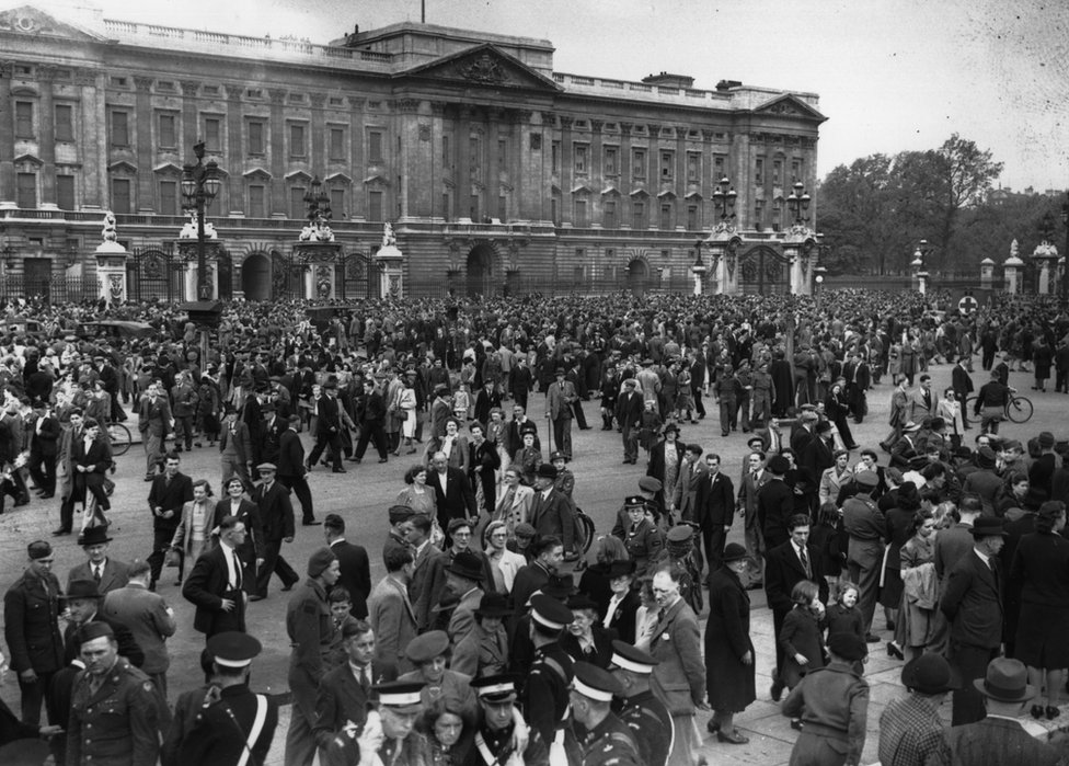 Королева Елизавета II. Принцесса военного времени 3 День победы в Европе 8 мая 1945 года, у Букингемского дворца стихийно собирается толпа, в надежде увидеть короля.