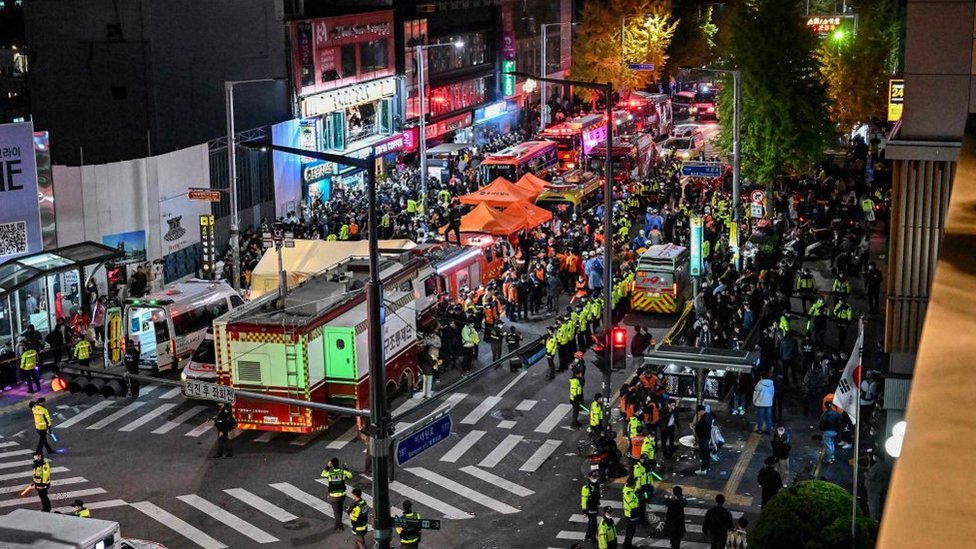 Вид сверху на машины скорой помощи, толпу и полицейских