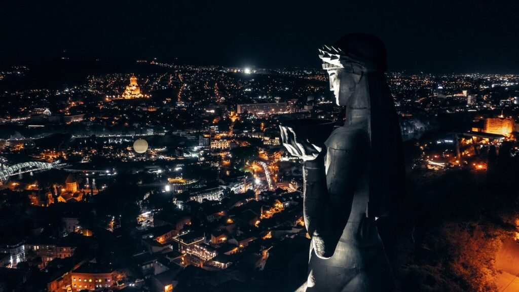 night view of tbilisi 2022 09 11 16 43 08 utc экономика featured, Грузия-Россия, экономика Грузии