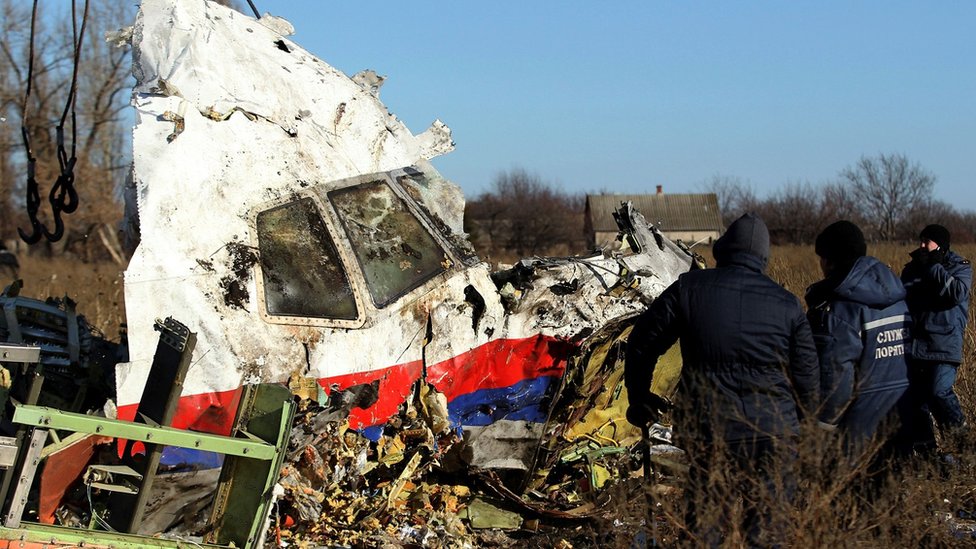 обломки "Боинга" малазийских авиалиний, летевший рейсом МН17 из Амстердама в Куала-Лумпур