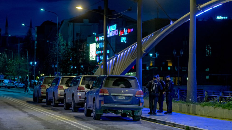 Группа мужчин в форме на мосту ночью