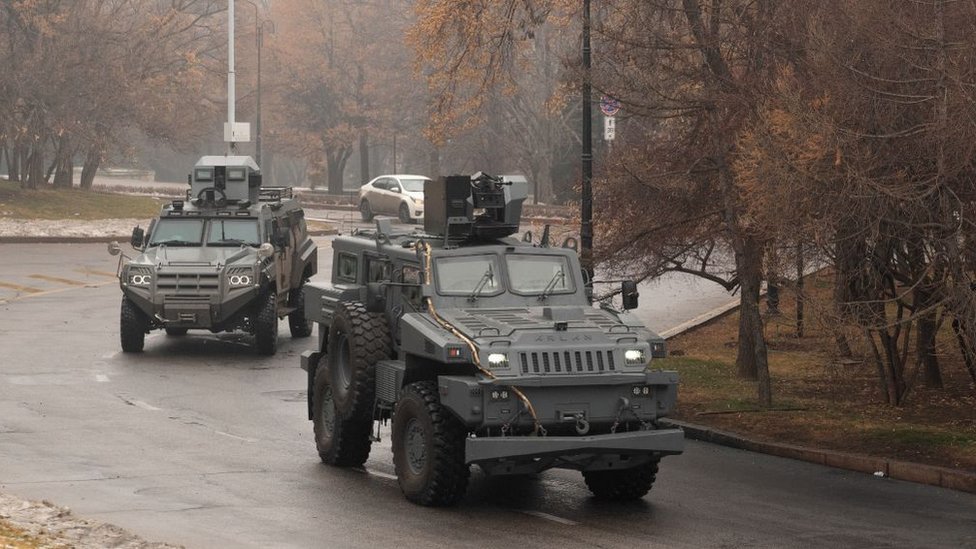 Военные автомобили патрулируют улицы 7 января