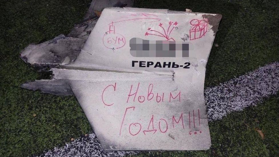 НАТО: нужно готовиться к затяжному конфликту, Россия не намерена отказываться от контроля над Украиной 3 Этот сбитый над Киевом российский дрон с надписью "С Новым годом" был найден на детской площадке