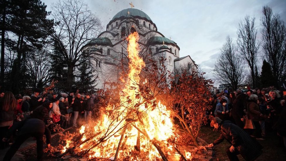 Люди у костра в Белграде