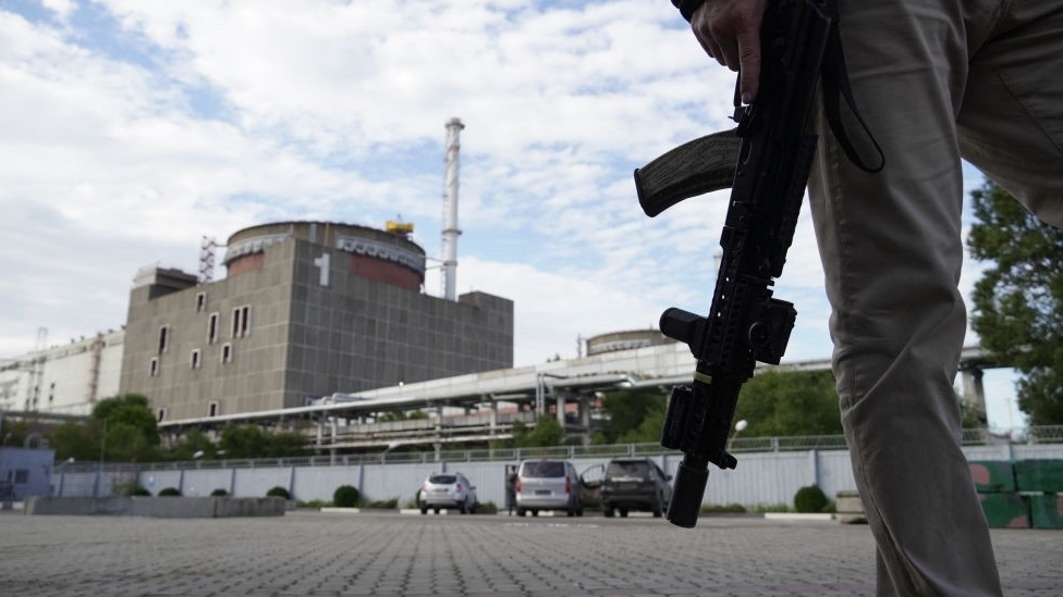 Военный перед Запорожской атомной электростанцией в Энергодаре