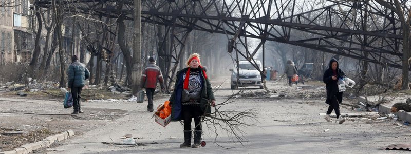 Жители в разрушенном Мариуполе