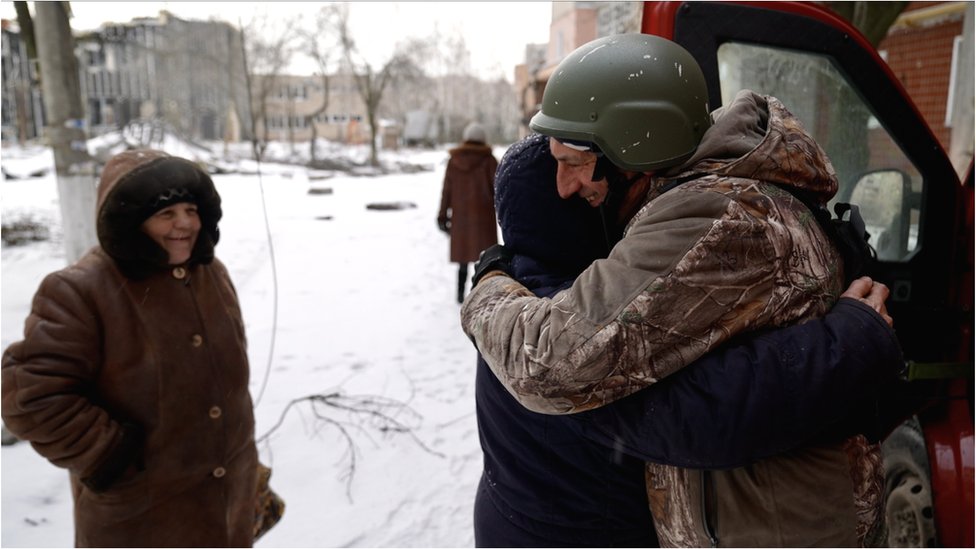 Пастор Олег (справа) раздает еду и объятия во время гуманитарных поездок в Угледар