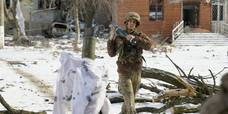 128727247 soldiercarryingmortarshell Новости BBC война в Украине