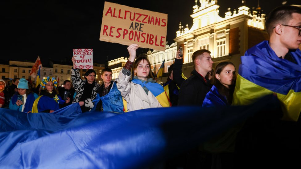 Плакат "Все роZZияне несут ответственность" на проукраинской демонстрации