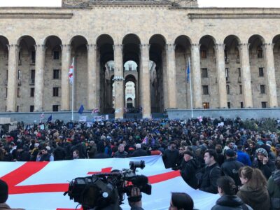 2023 03 07 19.20.20 Новости BBC акция протеста, закон об иноагентах, парламент Грузии