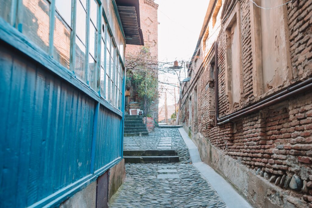 old quarter in tbilisi city georgia country 2022 03 09 22 54 19 utc новости Каха Каладзе, мэрия Тбилиси, Старый Тбилиси, урбанизация