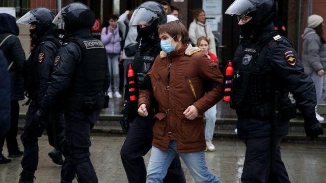 Полиция задерживает протестующих против войны в Украине. Москва. сентябрь 2022 г.