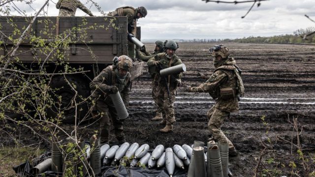 Солдаты разгружают снаряды