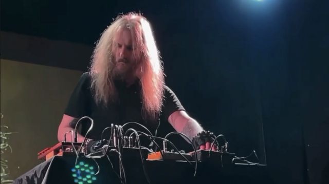 Анатолий Рык играет на сцене клуба на синтезаторах
