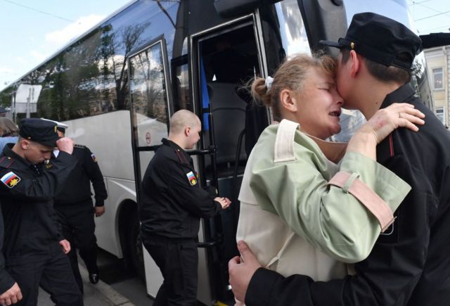 женщина провожает сына в армию