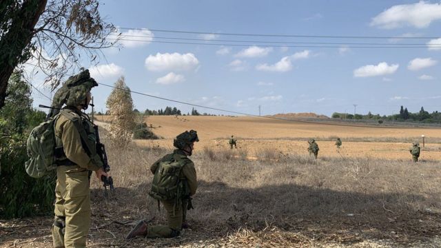 Вооруженные солдаты в поле