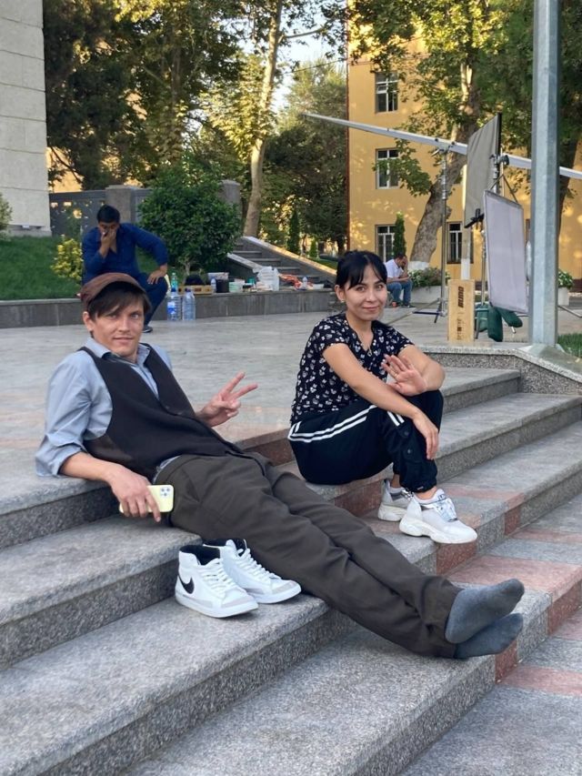 Актер и гримерша на съемках "Открой глаза", 2023 год