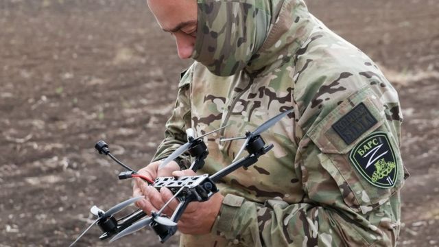 «Армия на полставки». Кто управляет российскими нерегулярными формированиями, воюющими в Украине? Исследование Би-би-си 6 Боец БАРС тестирует беспилотник в оккупированной части Запорожской области Украины, 19 октября 2023 года