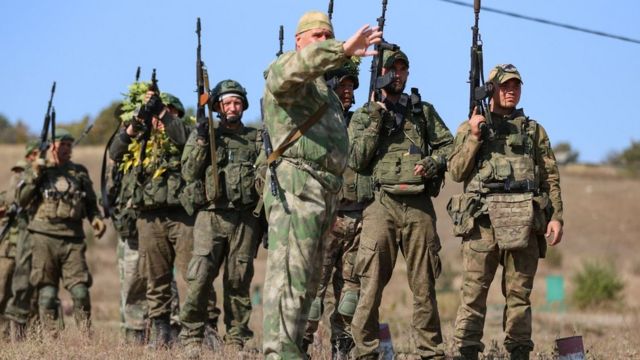 «Армия на полставки». Кто управляет российскими нерегулярными формированиями, воюющими в Украине? Исследование Би-би-си 19 Инструкторы ОДШБР «Волки» (де-факто подразделения ЧВК «Редут») готовят новобранцев на оккупированных территориях Украины, 19 сентября 2023 года