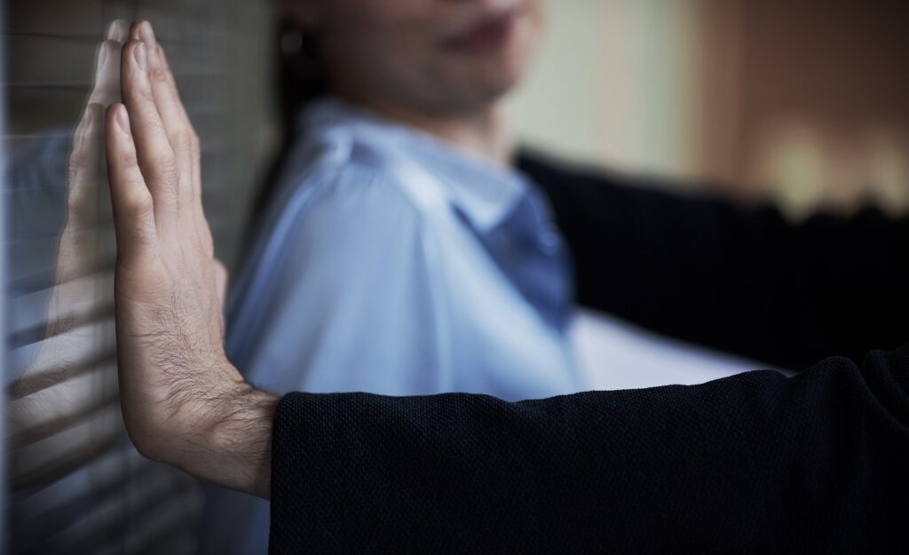 man pushing woman against wall in office workplac 2023 08 02 18 36 07 utc общество featured, гендерное равенство, харассмент