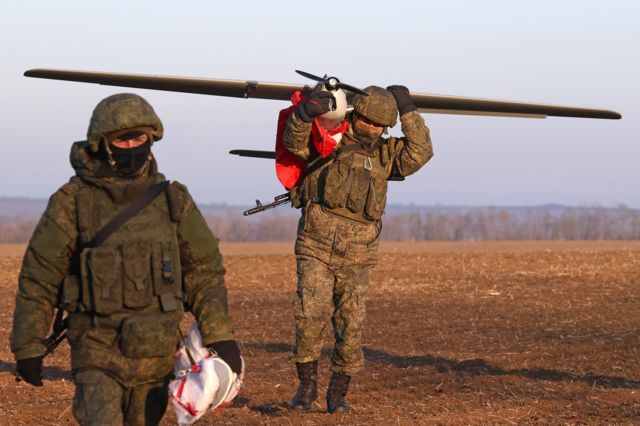 военные несут беспилотник