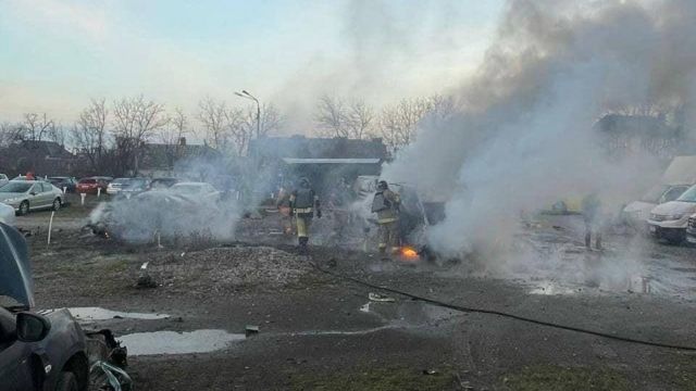 «Столько целей одновременно мы еще не видели». Что известно о массированной воздушной атаке на Украину 2 Спасатели работают в Киеве, в четырех районах которого зафиксированы последствия отражения ракетной атаки