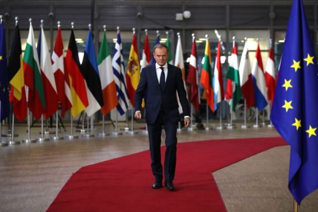 От кооператива «Светлячок» до премьера и главы Евросовета. Дональд Туск снова возглавил правительство Польши 10 Туск на фоне флагов Европы