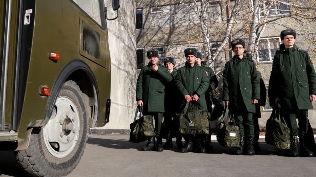 Призывники в сборном пункте военного комиссариата