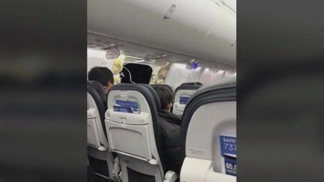 Внутри самолета Alaska Airlines, от которого отвалился кусок корпуса