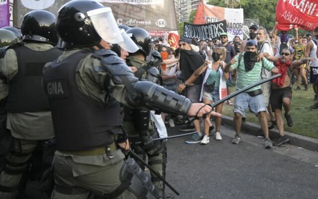 Аргентинцы протестуют против реформ Милея, полиция применяет резиновые пули и водометы 1 4fc64a10 c1c4 11ee 896d 39d9bd3cadbb BBC News Русская служба Аргентина