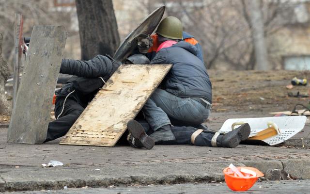 Члены Самообороны пытаются укрыться от стрельбы на поражения