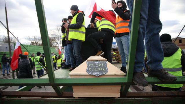 Участники протестов на машине с деревянным гробом