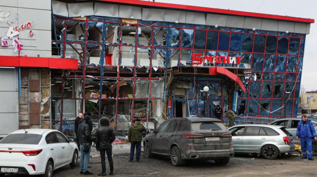 Несколько человек, находившихся в ТЦ в момент обстрела, погибли