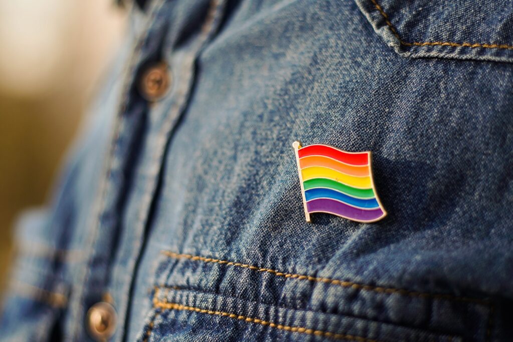 close up of lgbt pin in the form of a flag is pinn 2023 11 27 05 21 09 utc политика featured, Грузия-Россия, Ираклий Кобахидзе, лгбт-пропаганда, ЛГБТК, Мамука Мдинарадзе