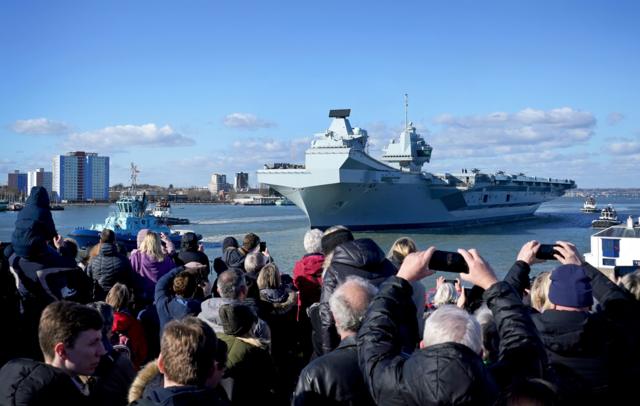 Военный корабль уходит из гавани