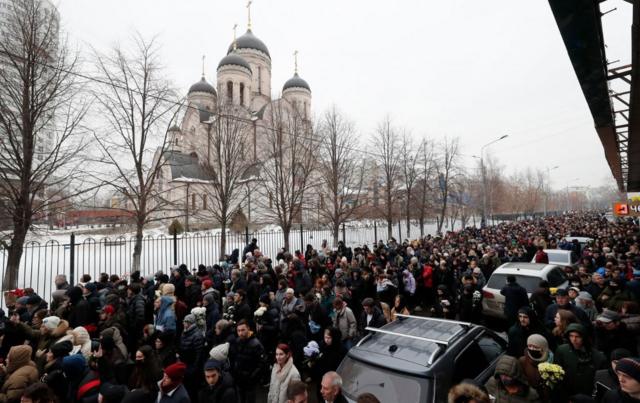 Толпа пришедших проститься