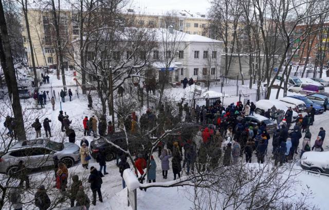 Люди у отделения полиции в Химках 