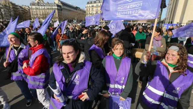 Женщина на митинге в поддержку абортов 